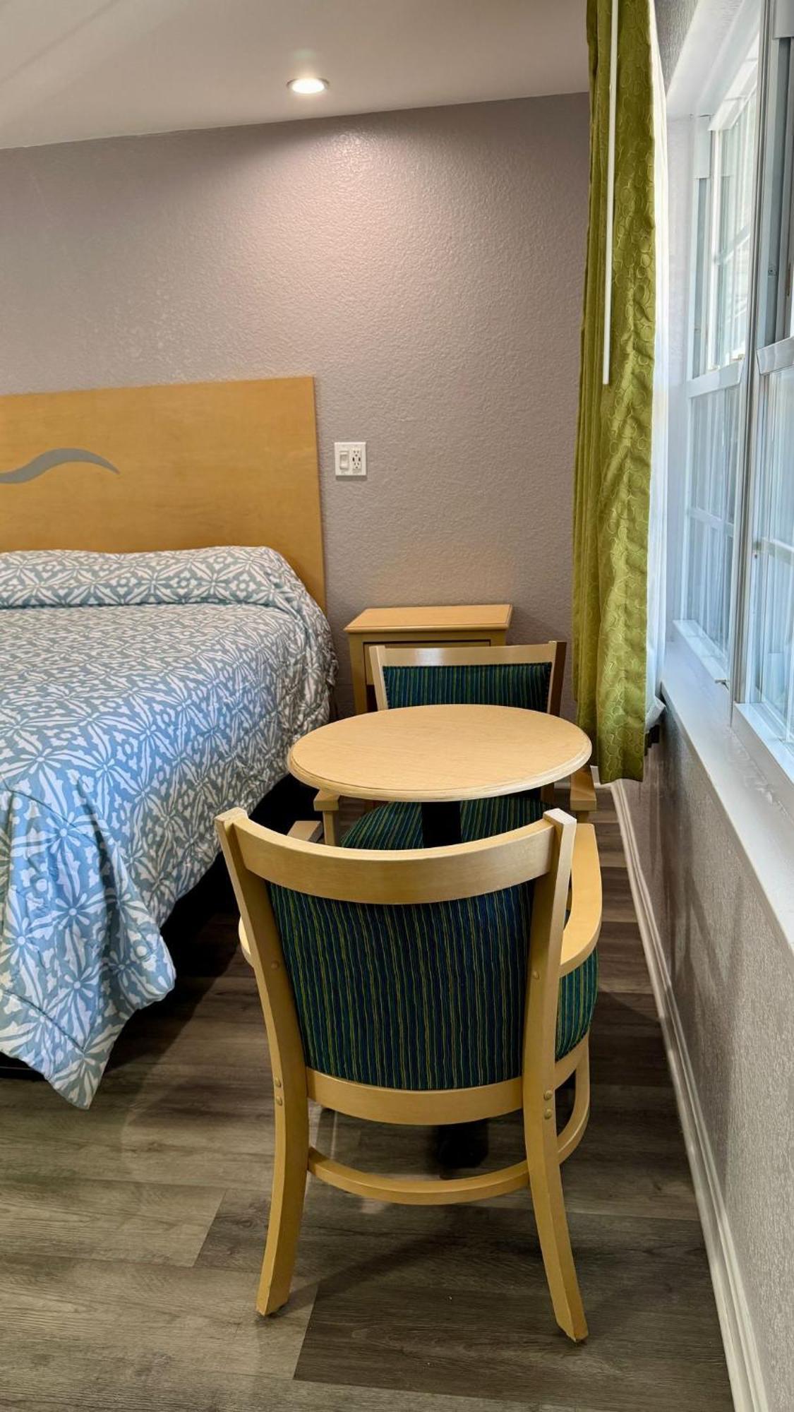 Chisholm'S Motor Inn Согъс Екстериор снимка