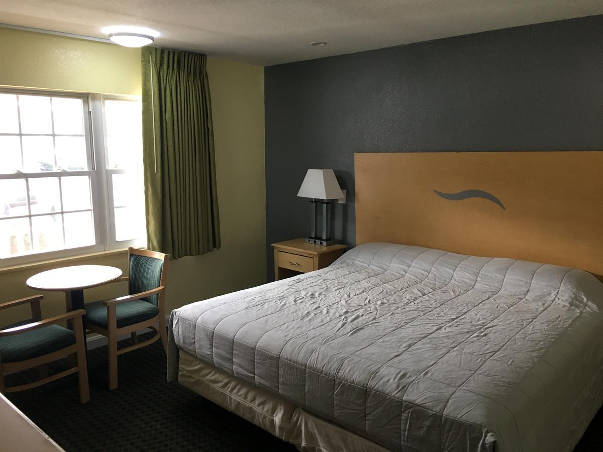 Chisholm'S Motor Inn Согъс Екстериор снимка